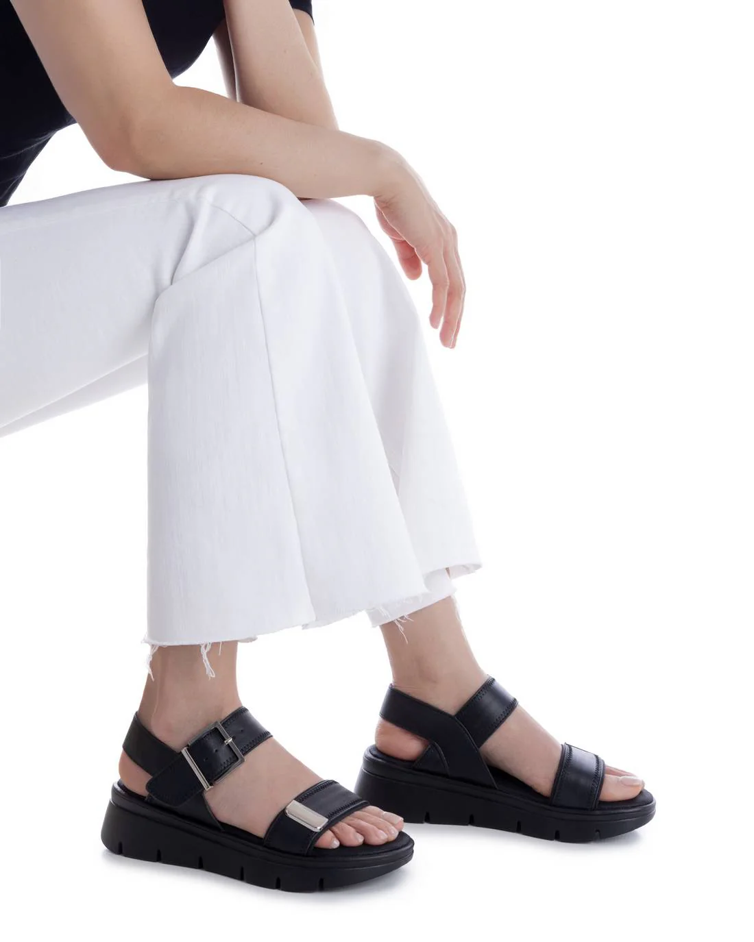 SANDALIA DE MUJER PLANA REFRESH 175161 NEGRO - Imagen 2